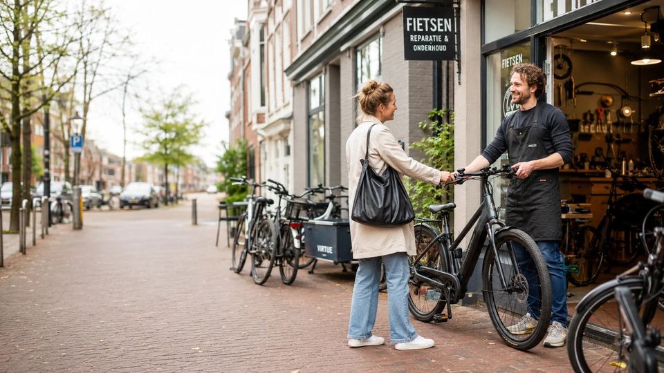 Klant en fietsenmaker voor een werkplaats